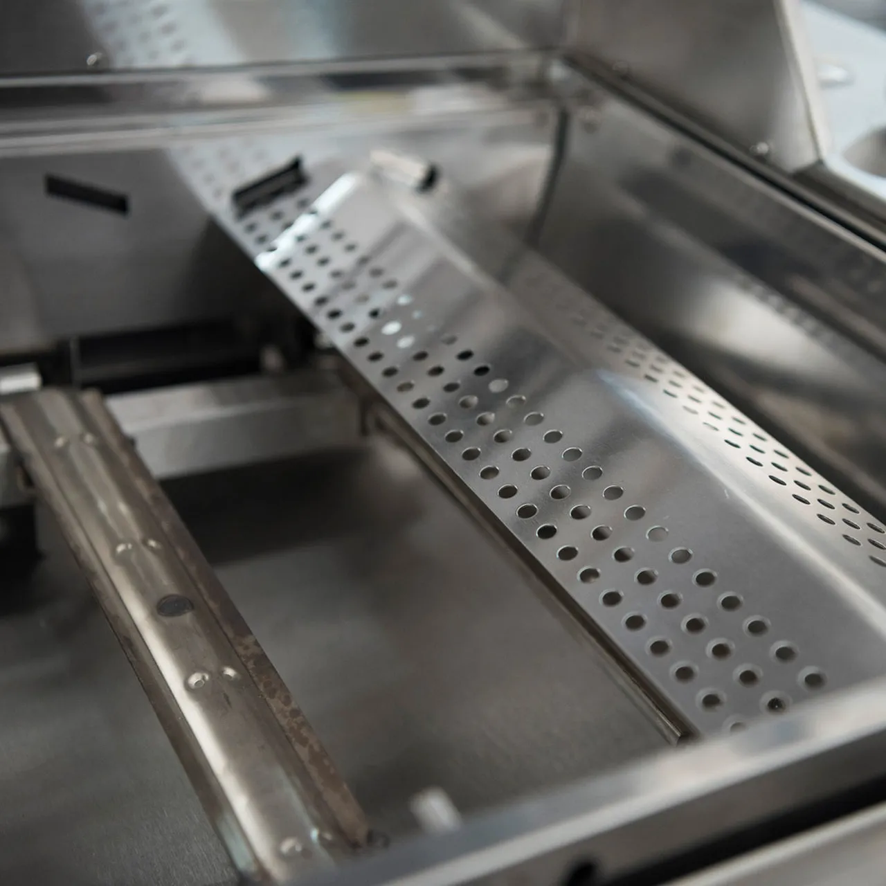 BeefEater BBQ - Proline (304 stainless steel) - 6 Burner Built In BBQ with Hood
