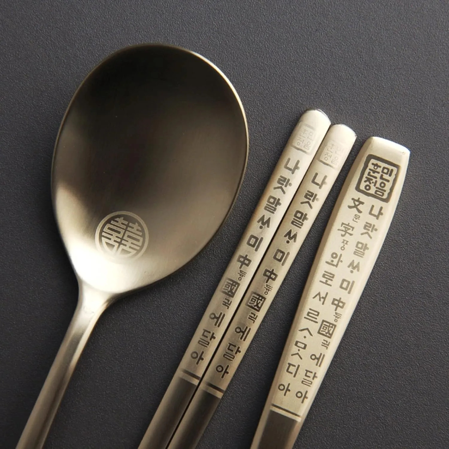 Korean Chopsticks Spoon 2 Set - METAL STAINLESS STEEL Titanium Plating -Printed Hangul Characters with ceramic rest rack (Hangul_Gold2P_RestRack)
