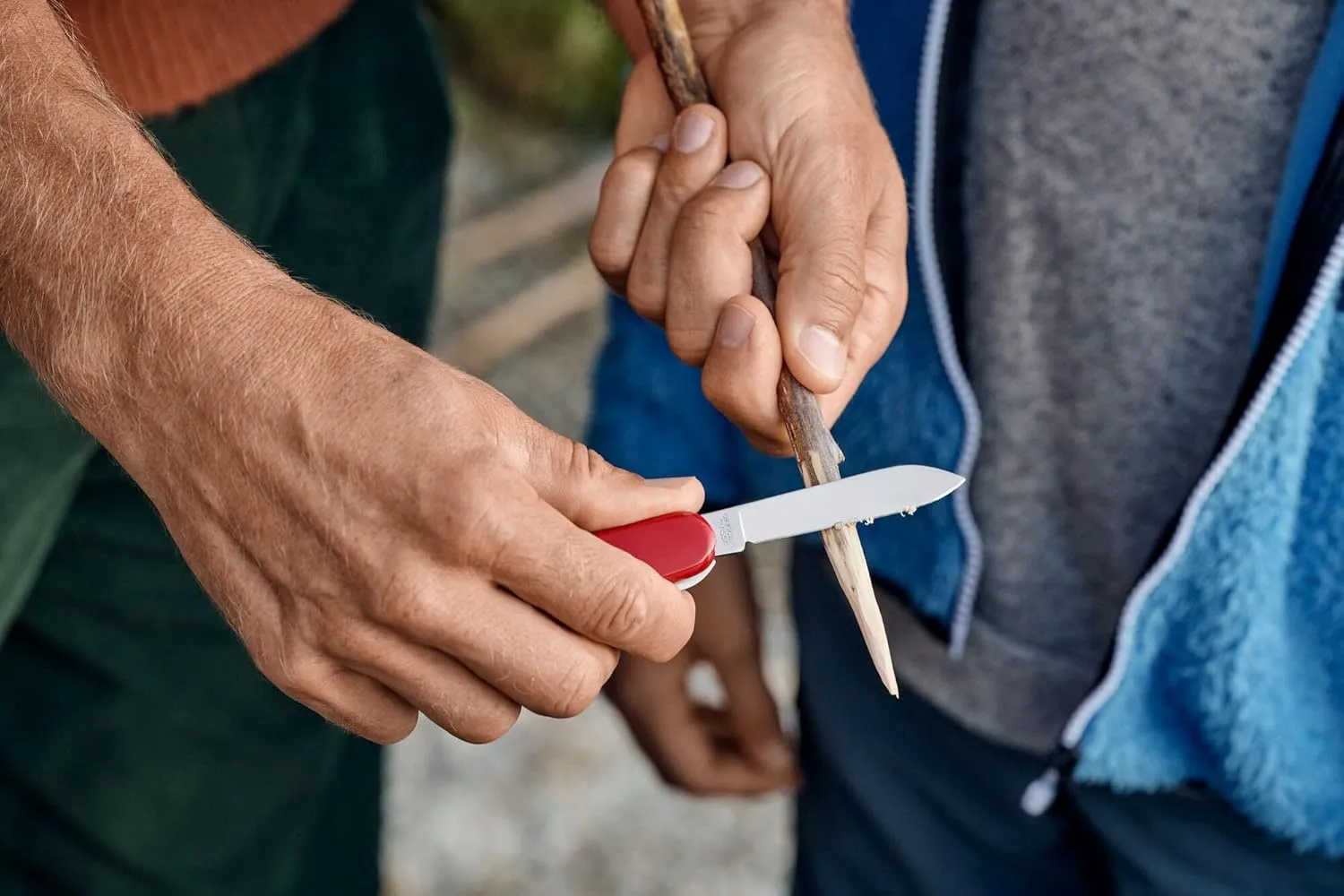 Victorinox Huntsman Swiss Army Knife, 15 Functions, Swiss Made Pocket Knife with Large Blade, Screwdriver, Scissors and Wood Saw - Red